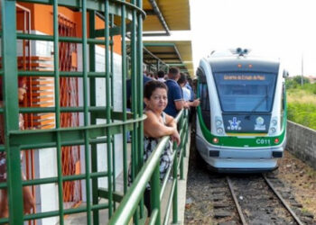 Governador faz viagem inaugural dos novos VLTs do metrô de Teresina