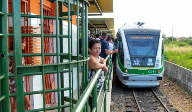 Governador faz viagem inaugural dos novos VLTs do metrô de Teresina